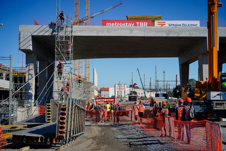 FOTOGALERIE: Lávka s promenádou i nové nástupiště. Smíchovské nádraží získává podobu