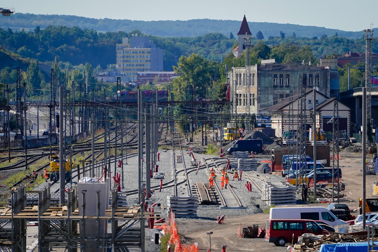 FOTOGALERIE: Lávka s promenádou i nové nástupiště. Smíchovské nádraží získává podobu