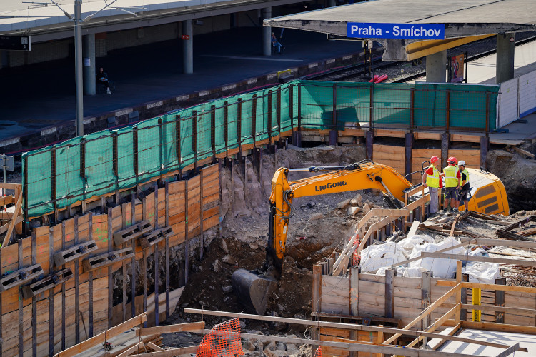 FOTOGALERIE: Lávka s promenádou i nové nástupiště. Smíchovské nádraží získává podobu