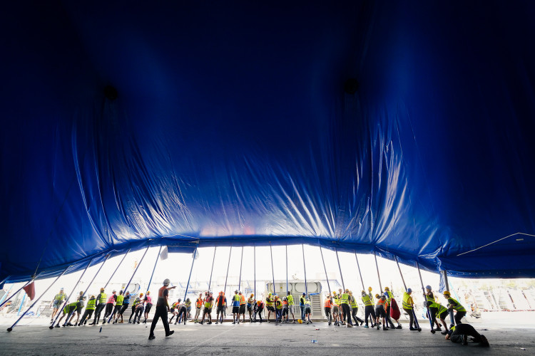 FOTOGALERIE: Do Česka poprvé přijel slavný Cirque du Soleil, na Letné už stojí obří šapitó