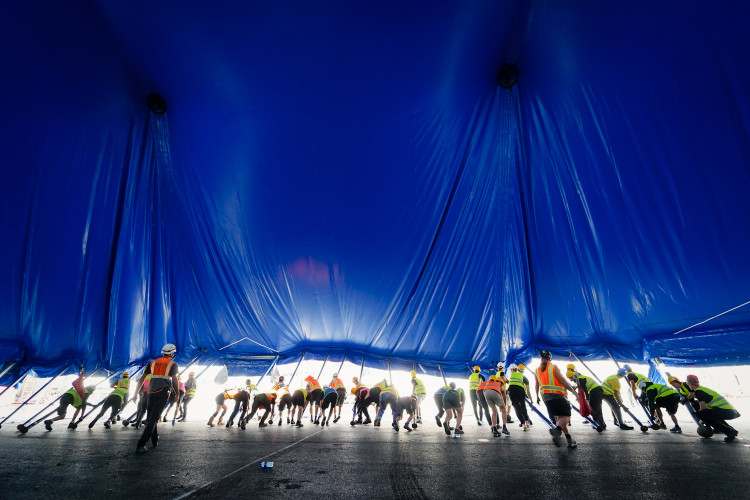 FOTOGALERIE: Do Česka poprvé přijel slavný Cirque du Soleil, na Letné už stojí obří šapitó
