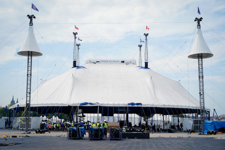 FOTOGALERIE: Do Česka poprvé přijel slavný Cirque du Soleil, na Letné už stojí obří šapitó