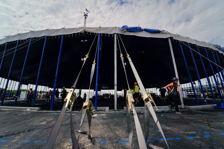 FOTOGALERIE: Do Česka poprvé přijel slavný Cirque du Soleil, na Letné už stojí obří šapitó