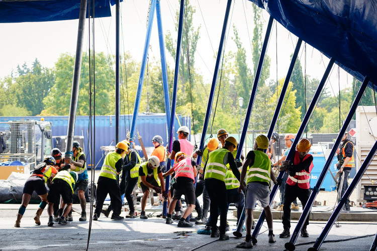 FOTOGALERIE: Do Česka poprvé přijel slavný Cirque du Soleil, na Letné už stojí obří šapitó
