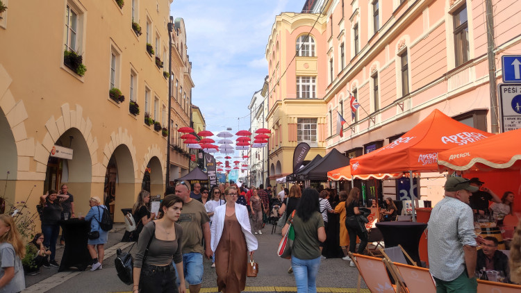 Ulice Budějc rozzářily barvy festivalu Město lidem, lidé městu