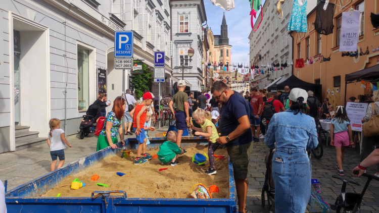 Ulice Budějc rozzářily barvy festivalu Město lidem, lidé městu