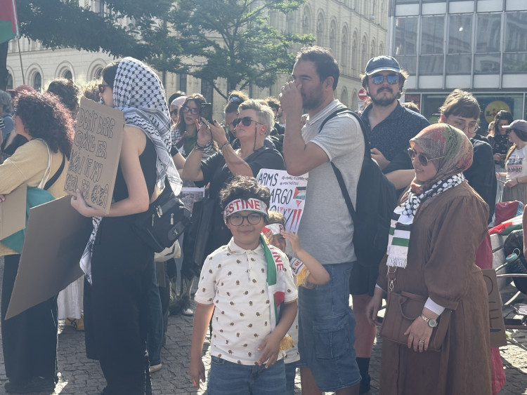 FOTOGALERIE: Mrd*me vládu, vzkázali protestující za Palestinu. V Brně jich pochodovaly desítky