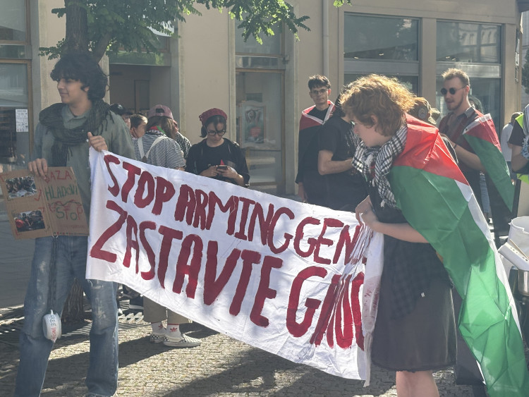 FOTOGALERIE: Mrd*me vládu, vzkázali protestující za Palestinu. V Brně jich pochodovaly desítky