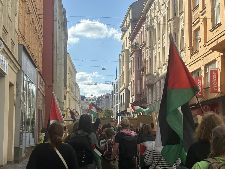 FOTOGALERIE: Mrd*me vládu, vzkázali protestující za Palestinu. V Brně jich pochodovaly desítky