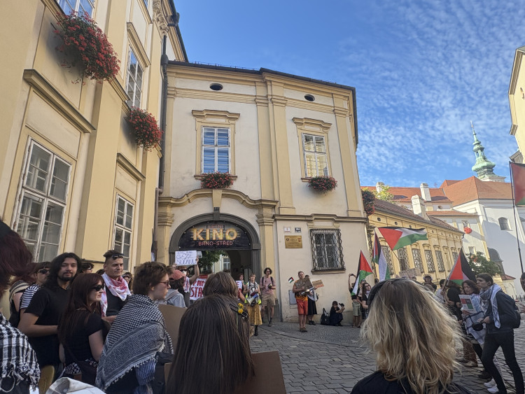 FOTOGALERIE: Mrd*me vládu, vzkázali protestující za Palestinu. V Brně jich pochodovaly desítky