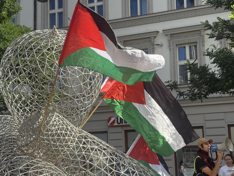 FOTOGALERIE: Mrd*me vládu, vzkázali protestující za Palestinu. V Brně jich pochodovaly desítky