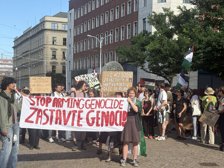 FOTOGALERIE: Mrd*me vládu, vzkázali protestující za Palestinu. V Brně jich pochodovaly desítky