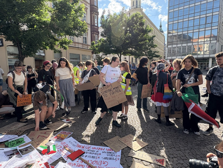 FOTOGALERIE: Mrd*me vládu, vzkázali protestující za Palestinu. V Brně jich pochodovaly desítky