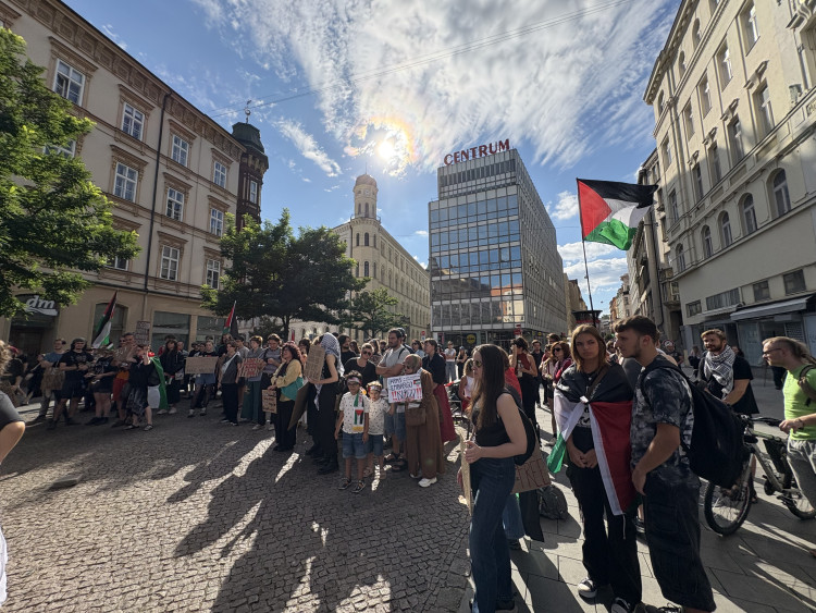 FOTOGALERIE: Mrd*me vládu, vzkázali protestující za Palestinu. V Brně jich pochodovaly desítky