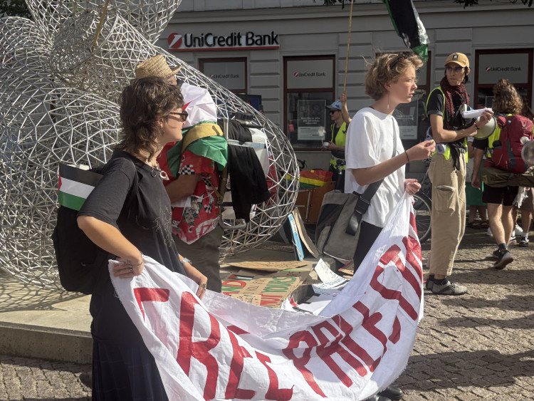 FOTOGALERIE: Mrd*me vládu, vzkázali protestující za Palestinu. V Brně jich pochodovaly desítky