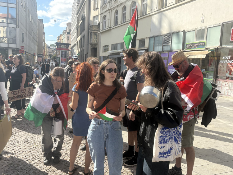 FOTOGALERIE: Mrd*me vládu, vzkázali protestující za Palestinu. V Brně jich pochodovaly desítky