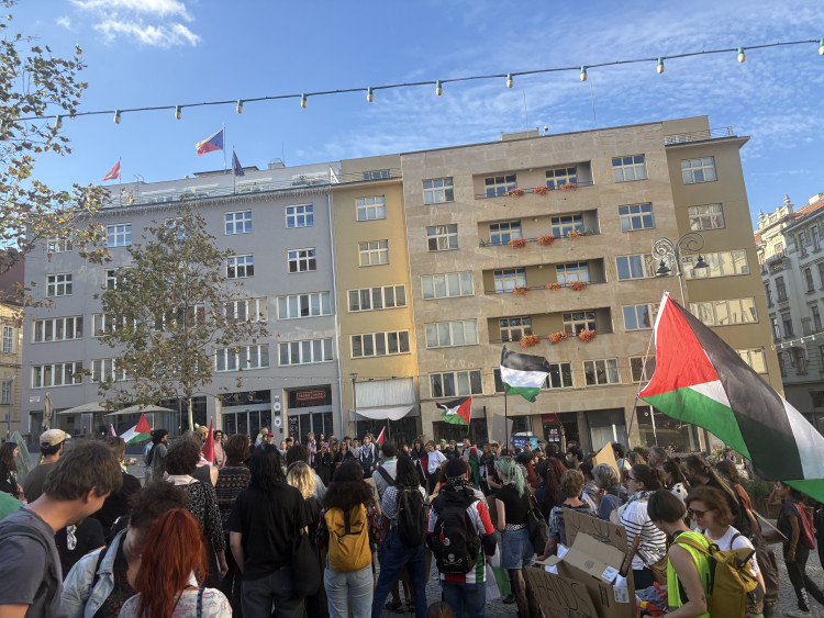 FOTOGALERIE: Mrd*me vládu, vzkázali protestující za Palestinu. V Brně jich pochodovaly desítky