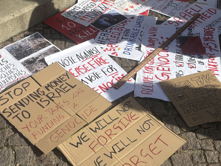 FOTOGALERIE: Mrd*me vládu, vzkázali protestující za Palestinu. V Brně jich pochodovaly desítky