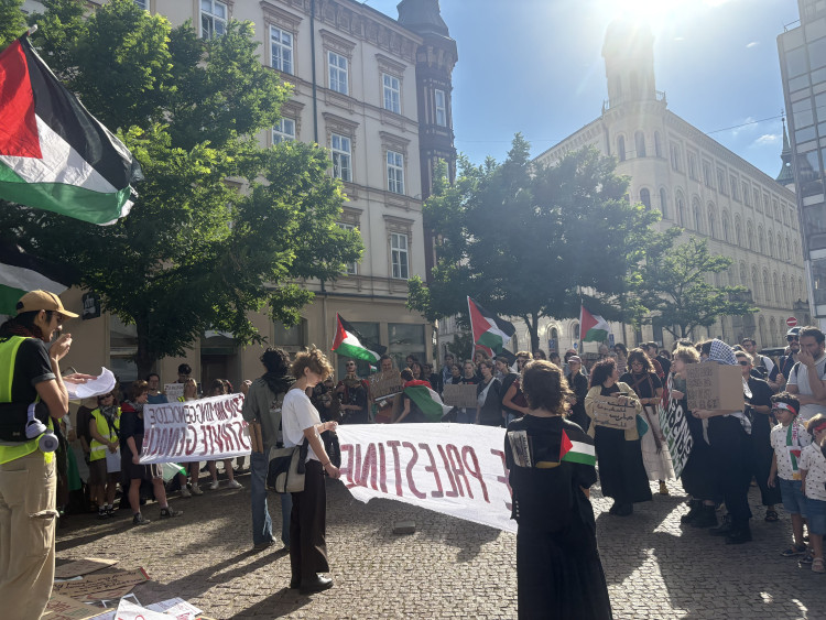 FOTOGALERIE: Mrd*me vládu, vzkázali protestující za Palestinu. V Brně jich pochodovaly desítky