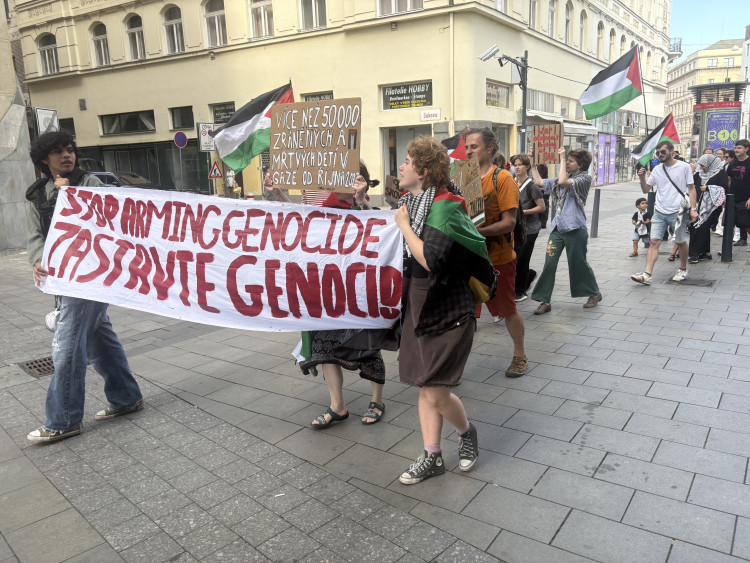 FOTOGALERIE: Mrd*me vládu, vzkázali protestující za Palestinu. V Brně jich pochodovaly desítky