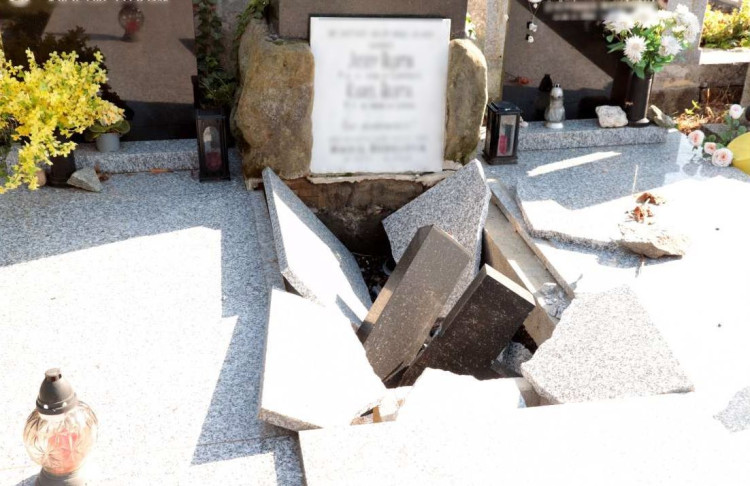 FOTOGALERIE: Pět desítek poničených hrobů na olomouckém hřbitově