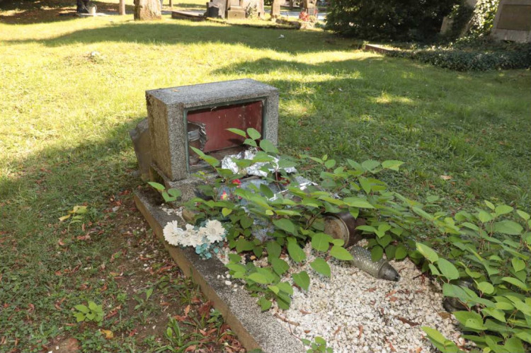 FOTOGALERIE: Pět desítek poničených hrobů na olomouckém hřbitově