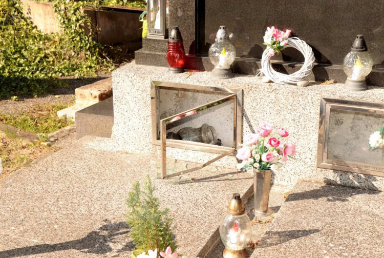 FOTOGALERIE: Pět desítek poničených hrobů na olomouckém hřbitově