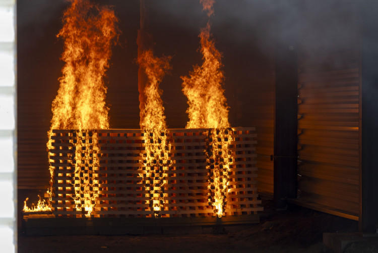 FOTOGALERIE: Masivní požár v hale. Vědci v Jeseníku testovali ocelovou stavbu