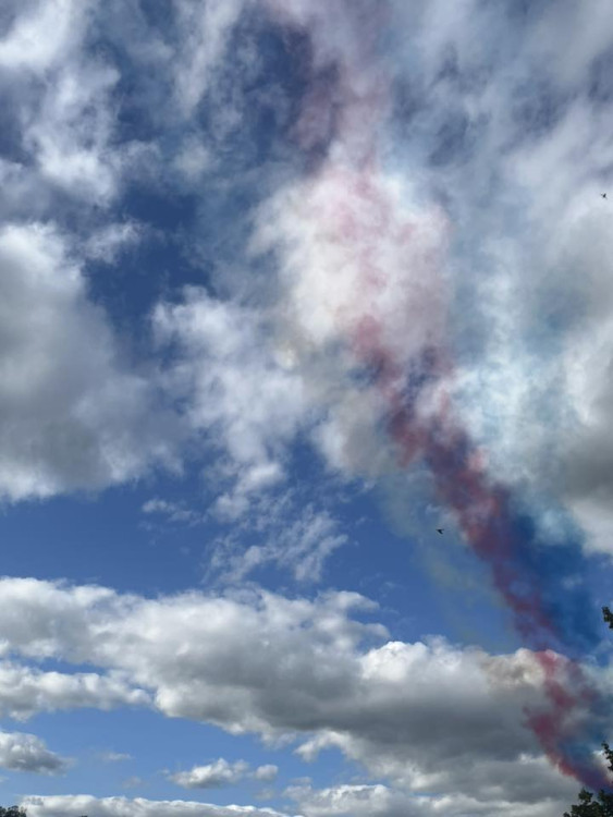 Gripeny nad Prahou. Podívejte se, jak trikolóra rozzářila nebe