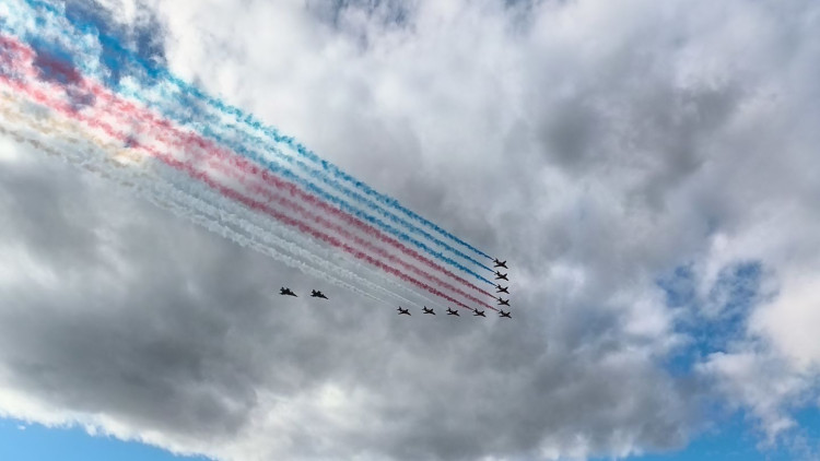 Gripeny nad Prahou. Podívejte se, jak trikolóra rozzářila nebe