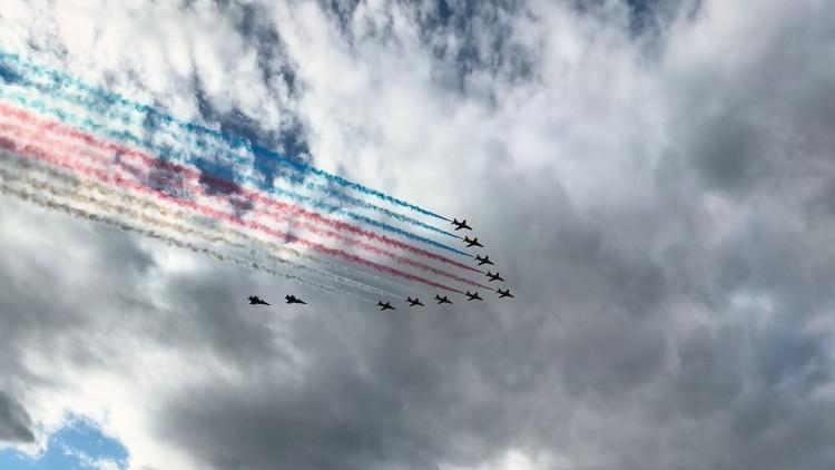Gripeny nad Prahou. Podívejte se, jak trikolóra rozzářila nebe