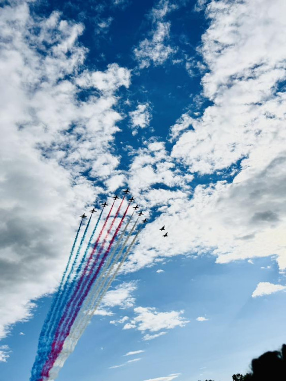 Gripeny nad Prahou. Podívejte se, jak trikolóra rozzářila nebe