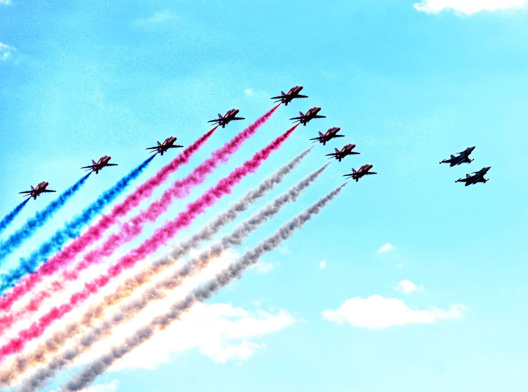 Gripeny nad Prahou. Podívejte se, jak trikolóra rozzářila nebe