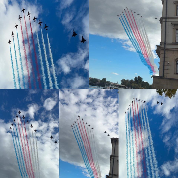 Gripeny nad Prahou. Podívejte se, jak trikolóra rozzářila nebe
