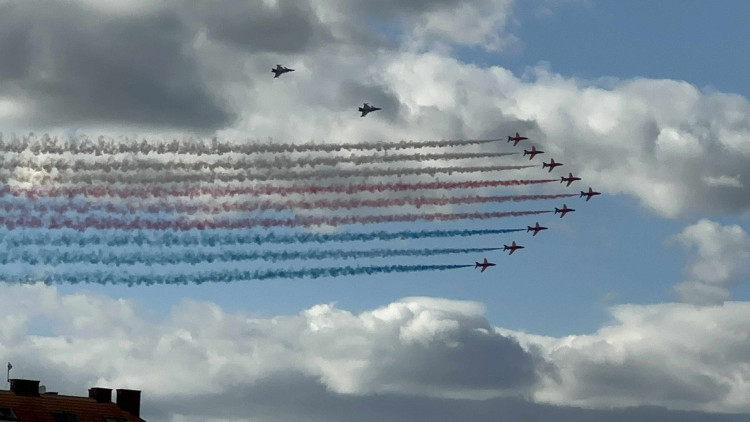 Gripeny nad Prahou. Podívejte se, jak trikolóra rozzářila nebe