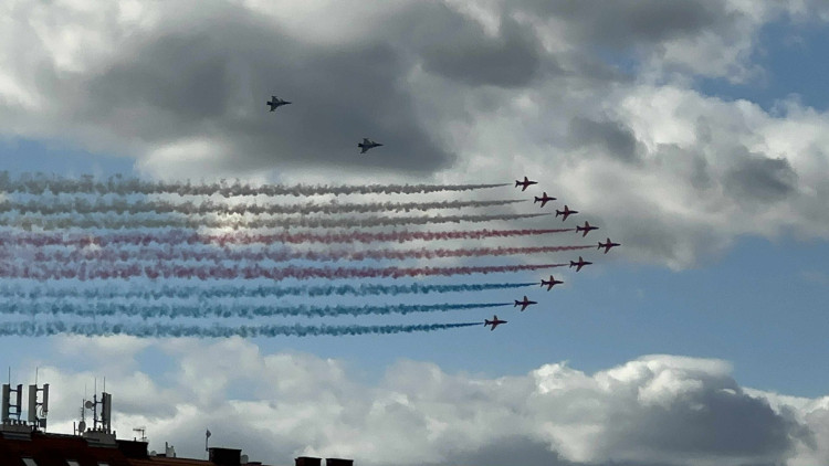 Gripeny nad Prahou. Podívejte se, jak trikolóra rozzářila nebe