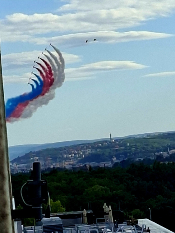 Gripeny nad Prahou. Podívejte se, jak trikolóra rozzářila nebe