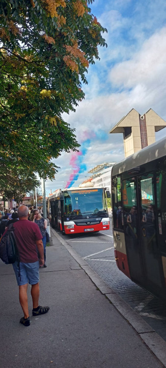 Gripeny nad Prahou. Podívejte se, jak trikolóra rozzářila nebe