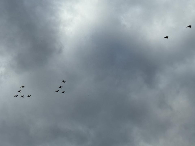 Gripeny nad Prahou. Podívejte se, jak trikolóra rozzářila nebe