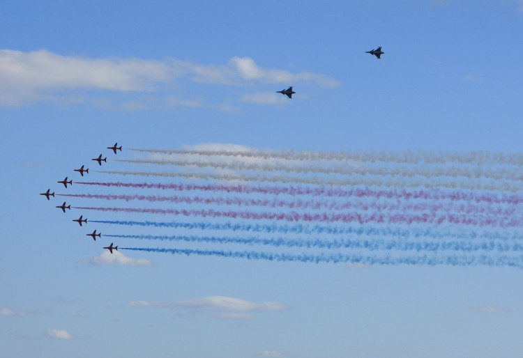 Gripeny nad Prahou. Podívejte se, jak trikolóra rozzářila nebe