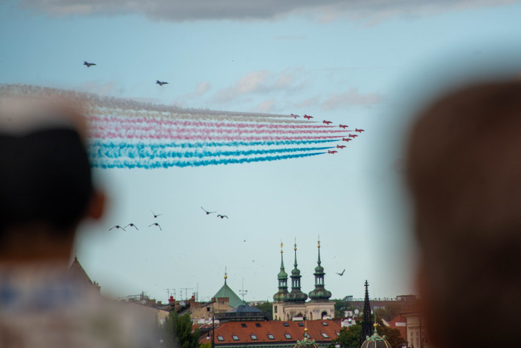 Gripeny nad Prahou. Podívejte se, jak trikolóra rozzářila nebe