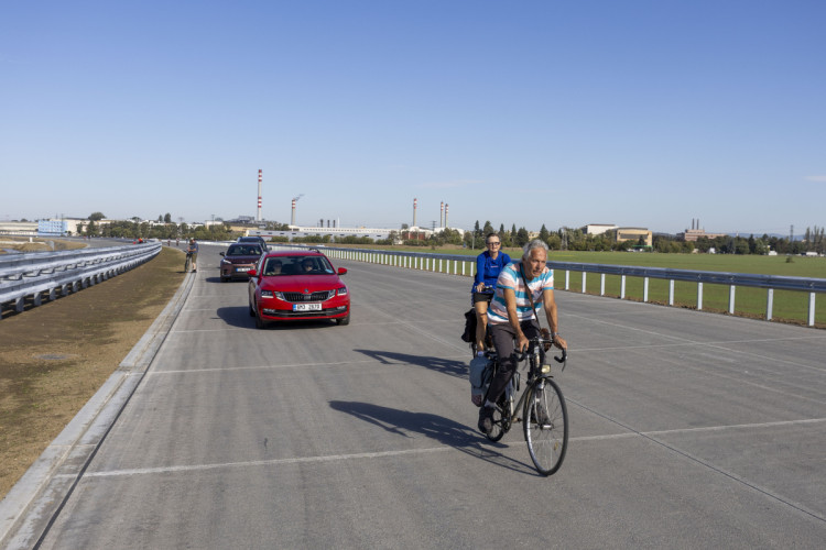 FOTOGALERIE: Davy na D1 před dokončením. Úsek u Přerova se otevřel veřejnosti