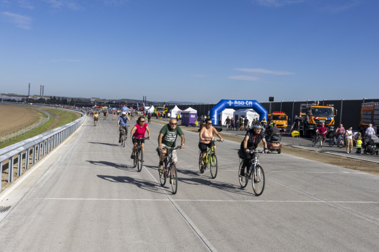 FOTOGALERIE: Davy na D1 před dokončením. Úsek u Přerova se otevřel veřejnosti