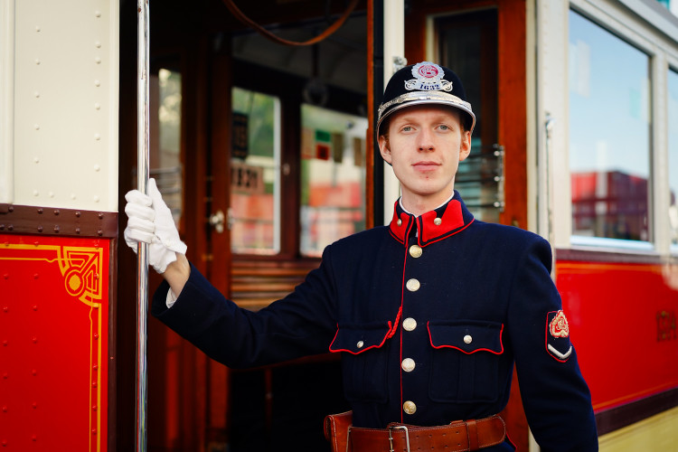 MHD v Praze slaví 150 let. Městem projel průvod tramvají