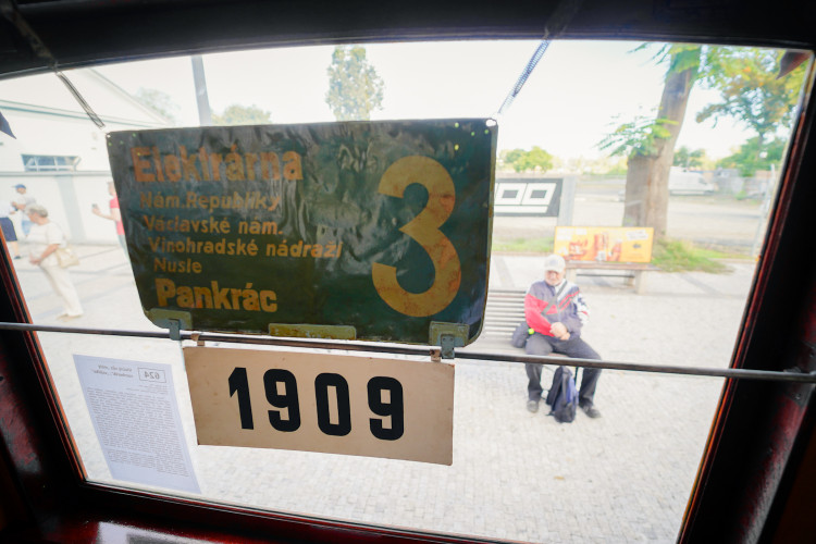 MHD v Praze slaví 150 let. Městem projel průvod tramvají