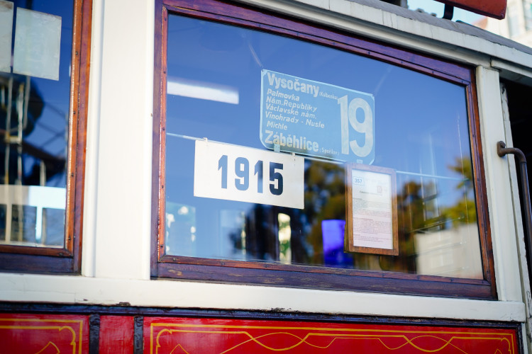 MHD v Praze slaví 150 let. Městem projel průvod tramvají