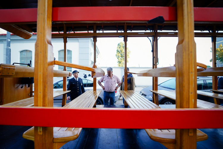 MHD v Praze slaví 150 let. Městem projel průvod tramvají