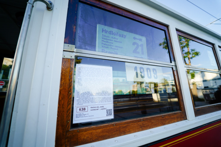 MHD v Praze slaví 150 let. Městem projel průvod tramvají