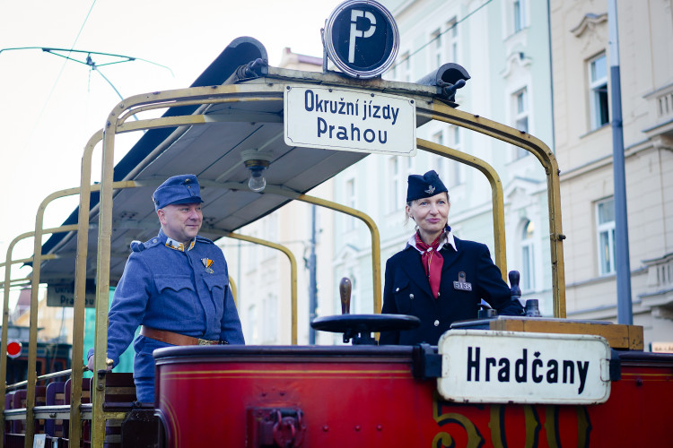 MHD v Praze slaví 150 let. Městem projel průvod tramvají