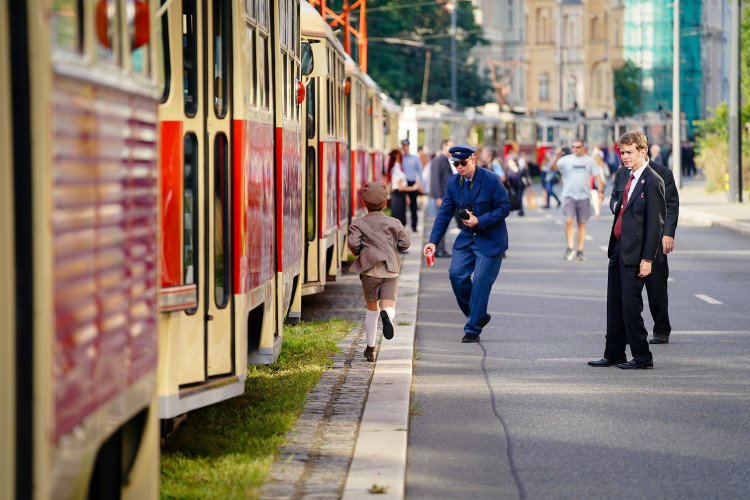 MHD v Praze slaví 150 let. Městem projel průvod tramvají